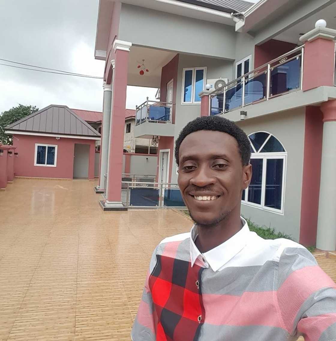 Henry Fitz poses in front of mansion. Henry Fitz poses in front of mansion.