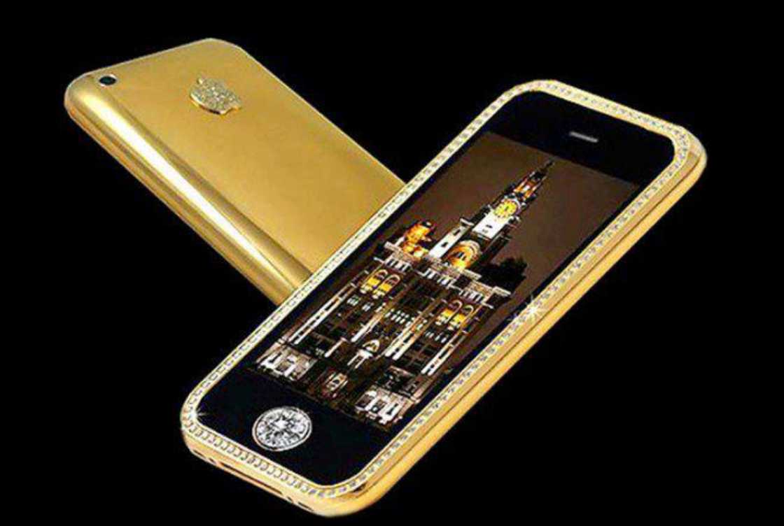 Front and back of Goldstriker iPhone 3GS Supreme Front and back of Goldstriker iPhone 3GS Supreme