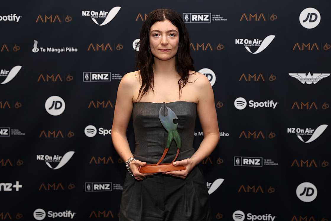 Musician Lorde posing for a photo Musician Lorde posing for a photo