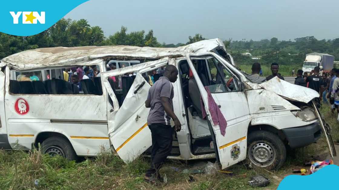 At Least 15 Casualties Reported After Accident On Nsawam-Suhum Road Involving Burst Tyre At Least 15 Casualties Reported After Accident On Nsawam-Suhum Road Involving Burst Tyre