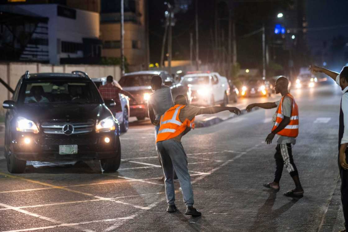 In the wealthy Ikoyi neighbourhood, the flow of people chasing money never stops In the wealthy Ikoyi neighbourhood, the flow of people chasing money never stops