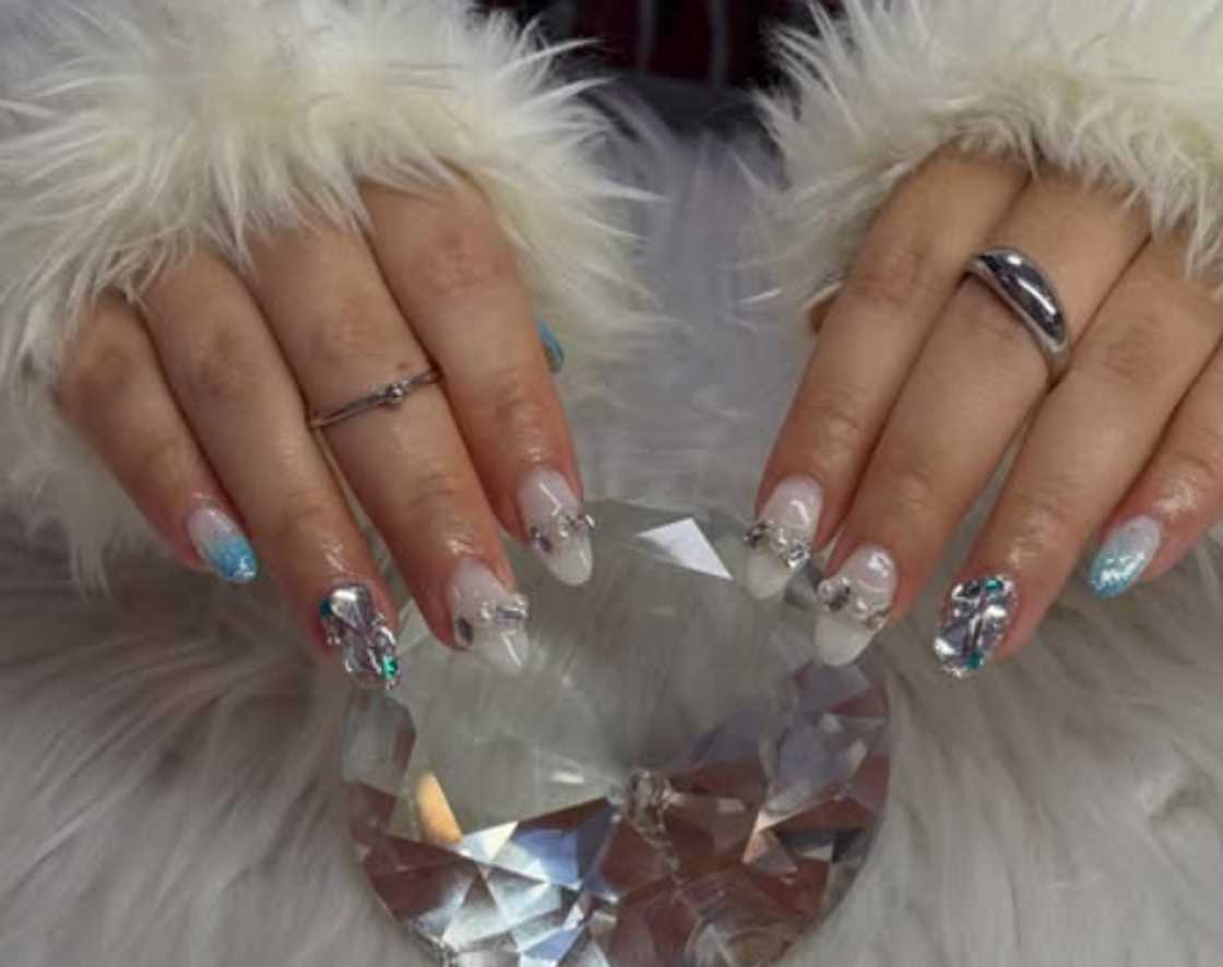 Teardrop diamond rhinestone nails Teardrop diamond rhinestone nails