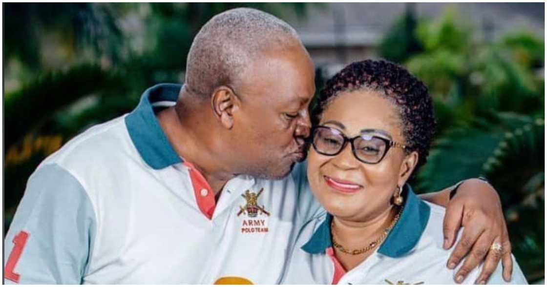Former president Mahama shows affection towards his wife Former president Mahama shows affection towards his wife