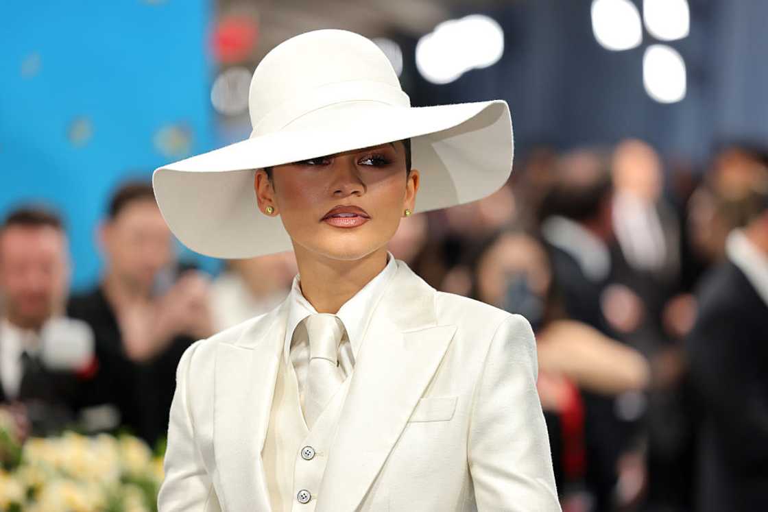 Zendaya in a white pant suit and white hat at the 2025 Met Gala Zendaya in a white pant suit and white hat at the 2025 Met Gala