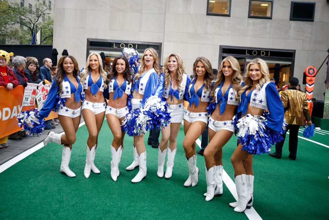 How much do Dallas cowboy cheerleaders make?