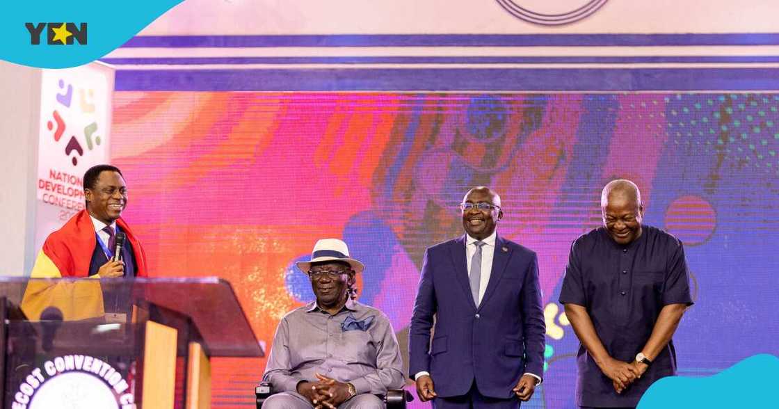 Apostle Eric Nyameke speaks to politicians Apostle Eric Nyameke speaks to politicians