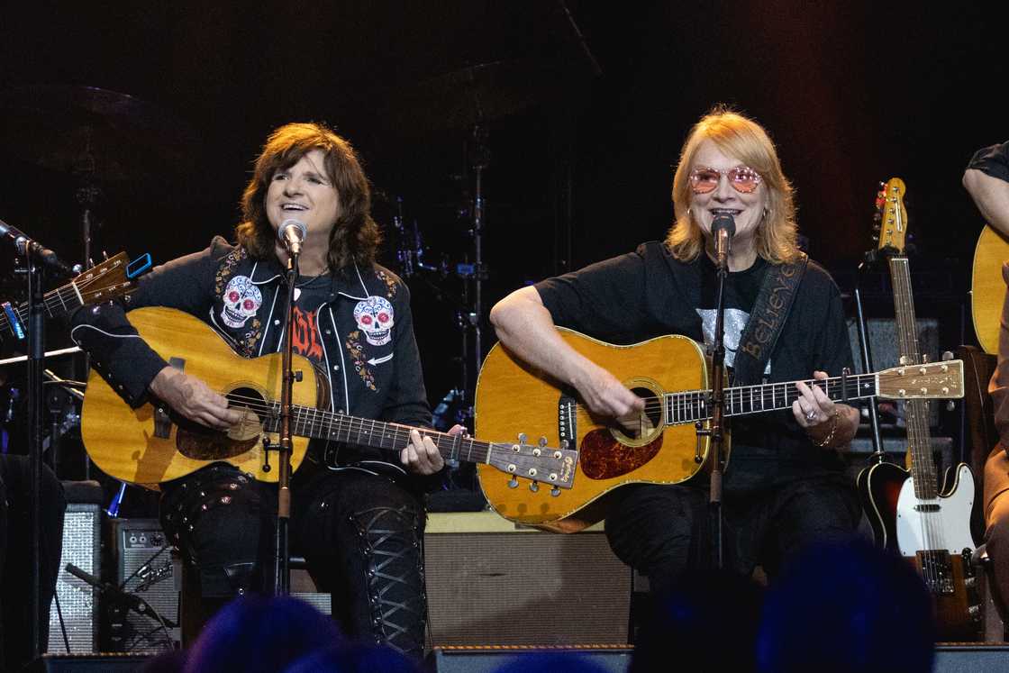Amy Ray (L) and Emily Saliers (R) of Indigo Girls perform onstage. Amy Ray (L) and Emily Saliers (R) of Indigo Girls perform onstage.