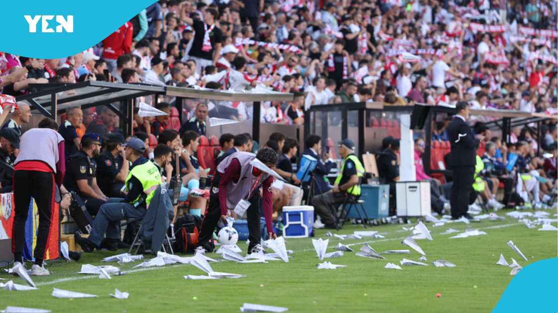 Rayo Vallecano vs Athletic Club, La Liga, La Liga match abandoned, Rayo Vallecano fans protest, Raúl Martín Presa, Iñaki Williams, Estadio de Vallecas, Rayo Vallecano supporter protest, Athletic Club, objects thrown onto pitch, Spanish football.