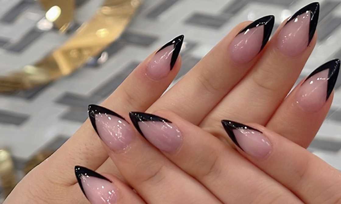 Stiletto-shaped short nails Stiletto-shaped short nails