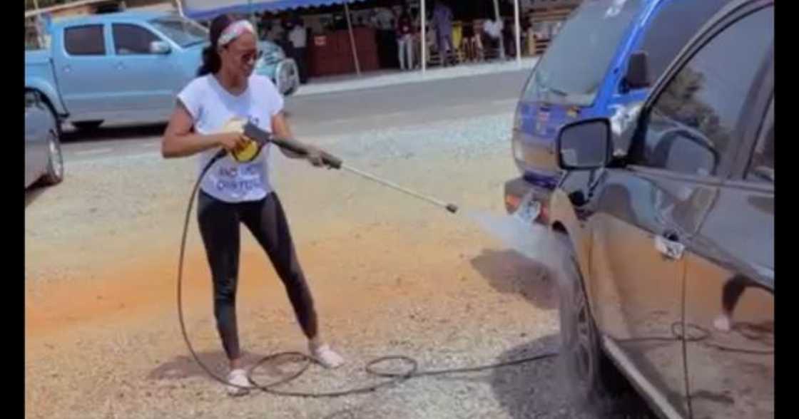 Ghanaian university graduate who works as a mobile car washer