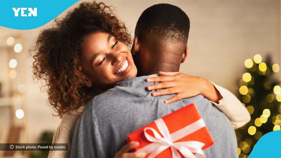 Ghanaian man, sprays, money, wife, spouse, childbirth, delivered, baby Ghanaian man, sprays, money, wife, spouse, childbirth, delivered, baby