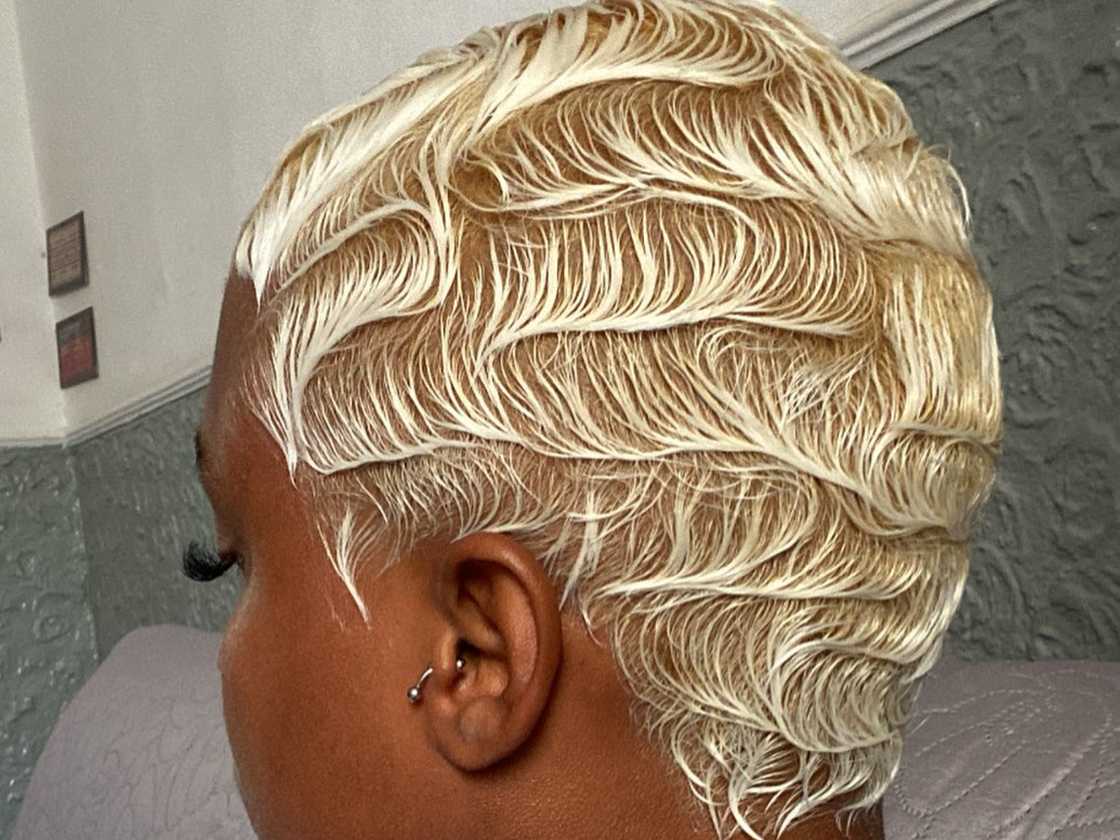 Cool platinum-blonde waves