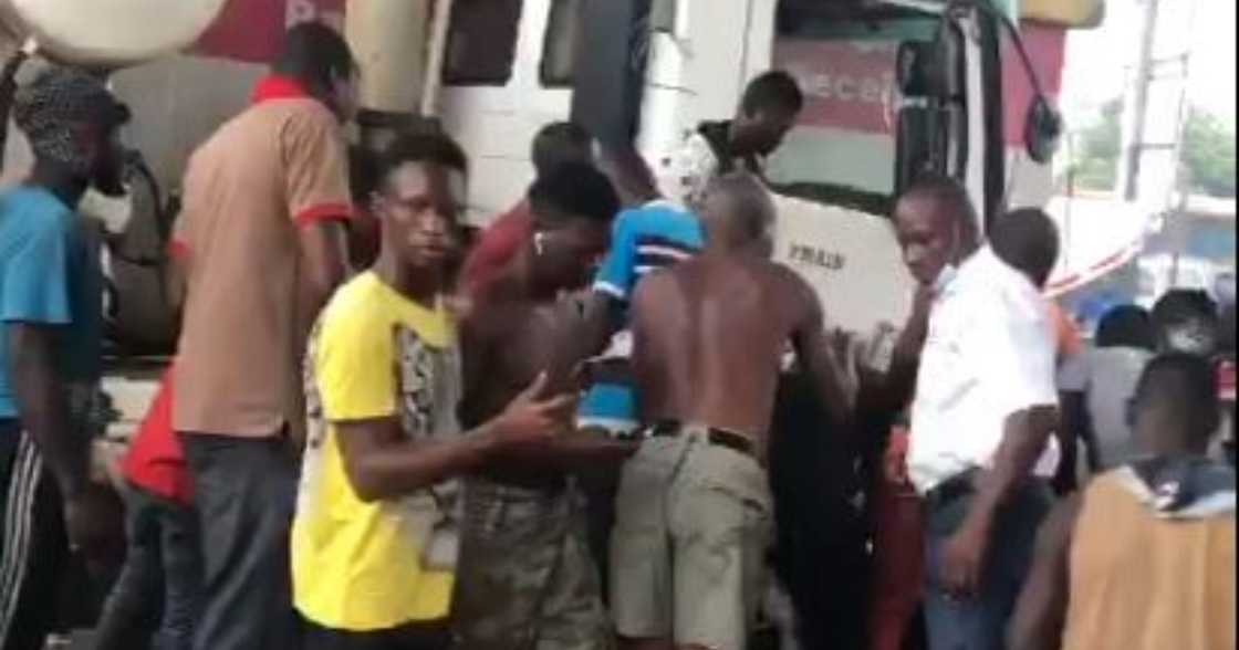 1dead; another injured after truck runs into Accra-Tema motorway tollbooth 1dead; another injured after truck runs into Accra-Tema motorway tollbooth
