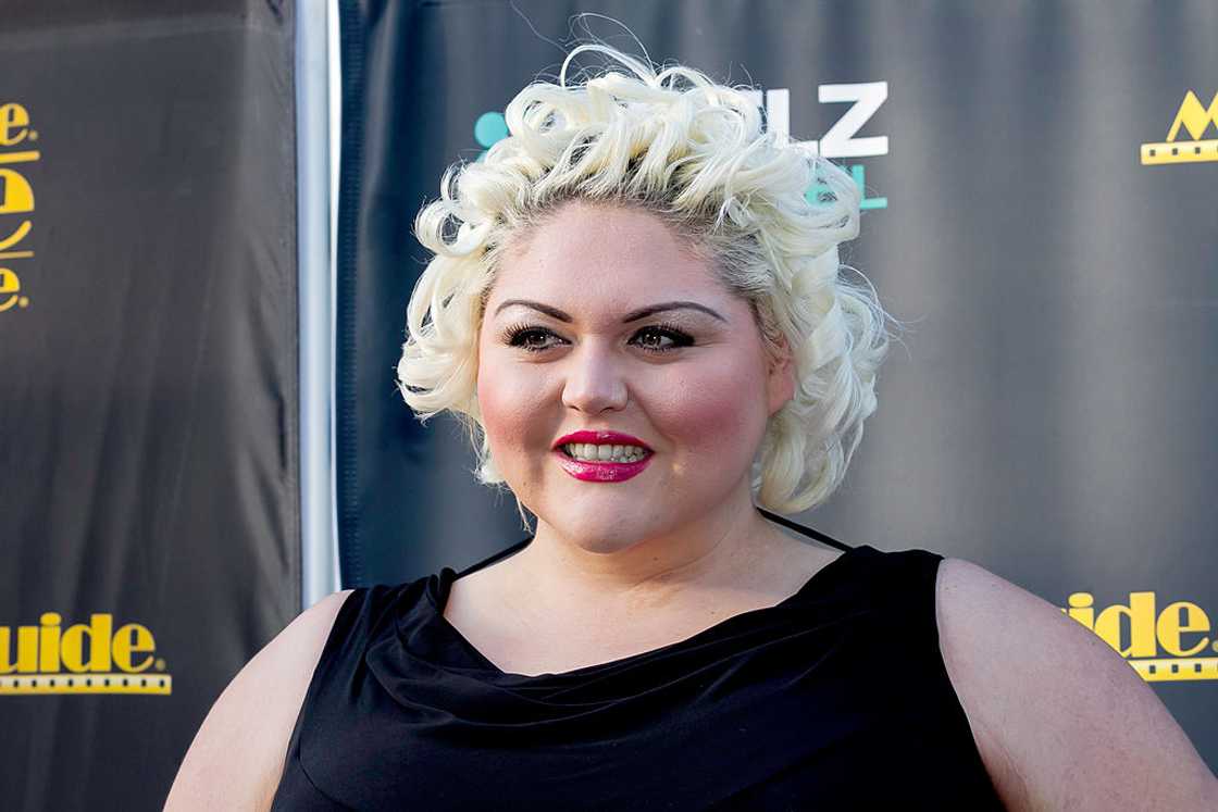 Lindsay Kay Hayward in blonde curly platinum hair and black dress during a red carpet event Lindsay Kay Hayward in blonde curly platinum hair and black dress during a red carpet event