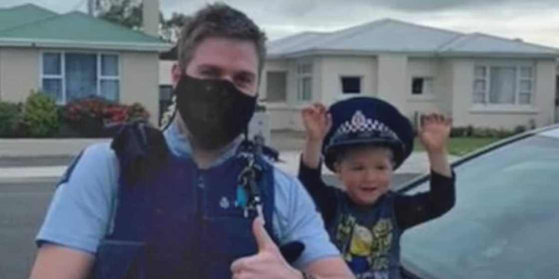 Little boy received visited by police Little boy received visited by police