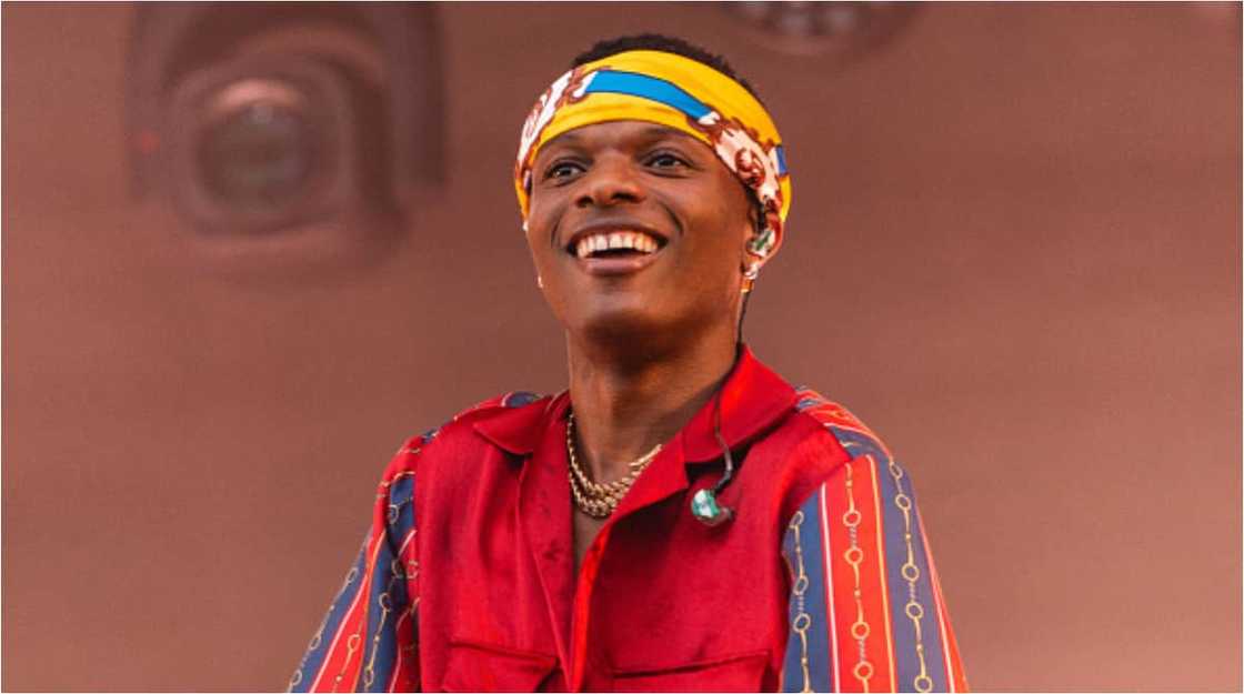 Nigerian Music Sensation Wizkid Spotted Throwing Ozil-Like Pass During Street Football Game Nigerian Music Sensation Wizkid Spotted Throwing Ozil-Like Pass During Street Football Game