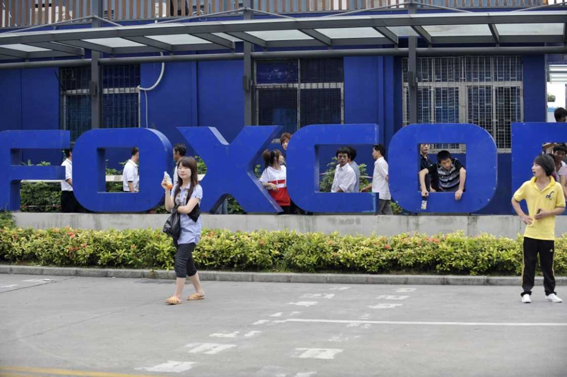 Chinese workers are seen outside Foxconn's factory in Shenzhen, in southern Guangdong province, in this file photo Chinese workers are seen outside Foxconn's factory in Shenzhen, in southern Guangdong province, in this file photo