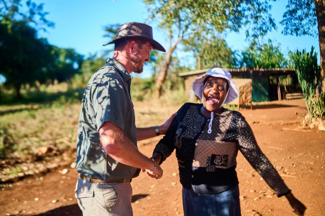 Daniel Burger and Miriam Mupambawashe work together to build their farming land Daniel Burger and Miriam Mupambawashe work together to build their farming land