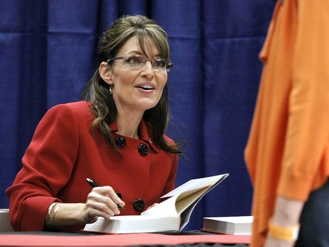 Sarah Palin signs her new book, "Going Rogue", in Grand Rapids, Michigan.