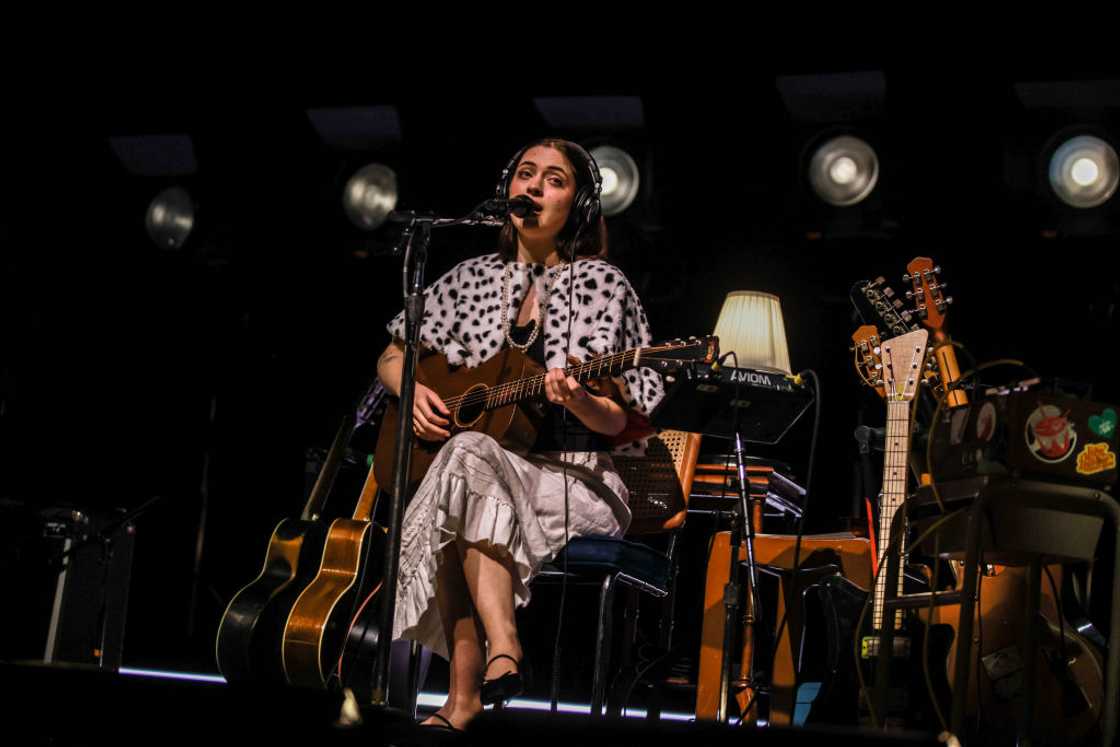 Lizzy McAlpine preforming on stage Lizzy McAlpine preforming on stage