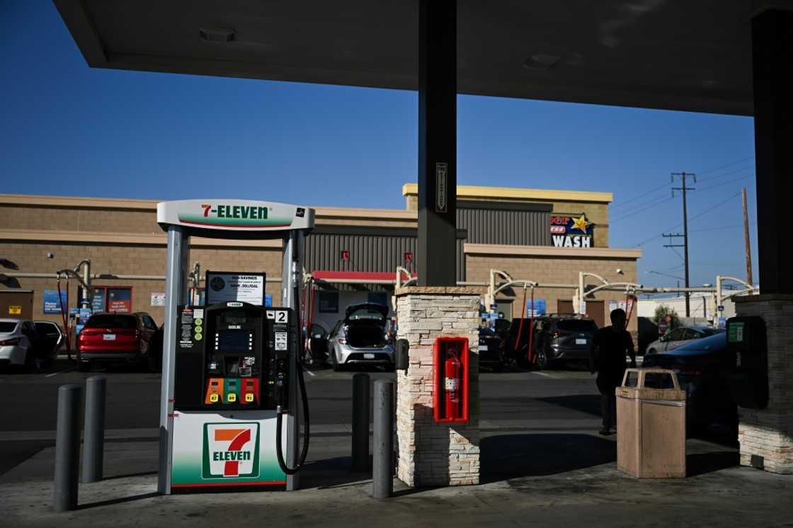 US retail sales jumped by 0.4 percent in September according to government data, beating expectations. US retail sales jumped by 0.4 percent in September according to government data, beating expectations.