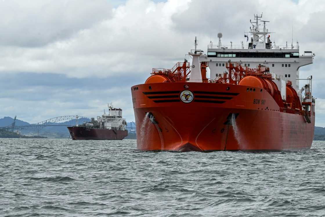 Un buque espera para acceder al Canal de Panamá, en la Bahía de Panamá, el 23 de Agosto de 2023