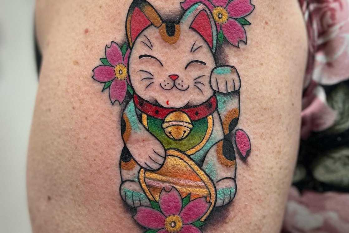 Upper arm traditional Japanese cat tattoo Upper arm traditional Japanese cat tattoo