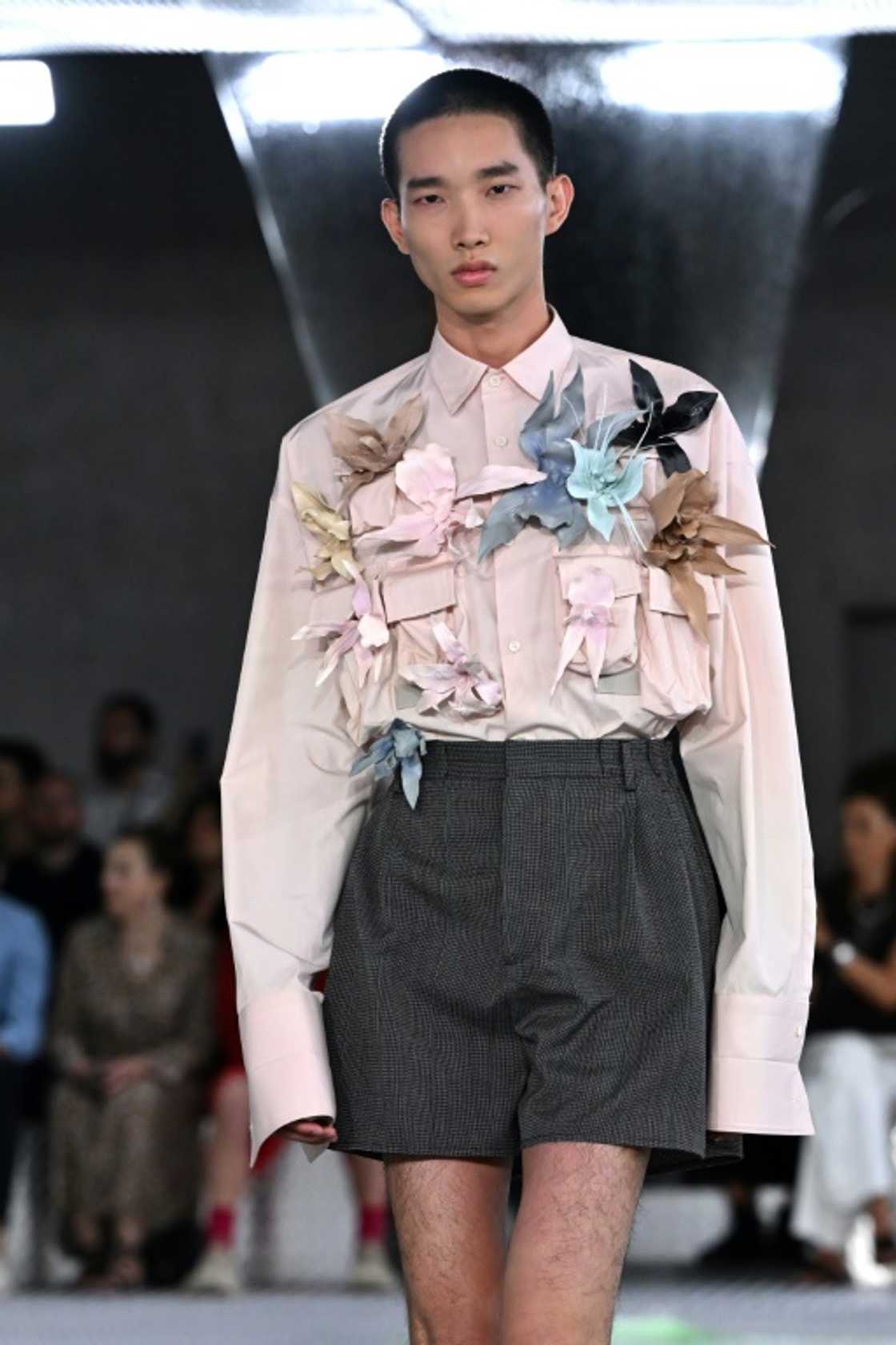 The traditional shirt was dusted off, sometimes sophisticated, sometimes nonchalant, with ultra-long sleeves and whimsical touches The traditional shirt was dusted off, sometimes sophisticated, sometimes nonchalant, with ultra-long sleeves and whimsical touches