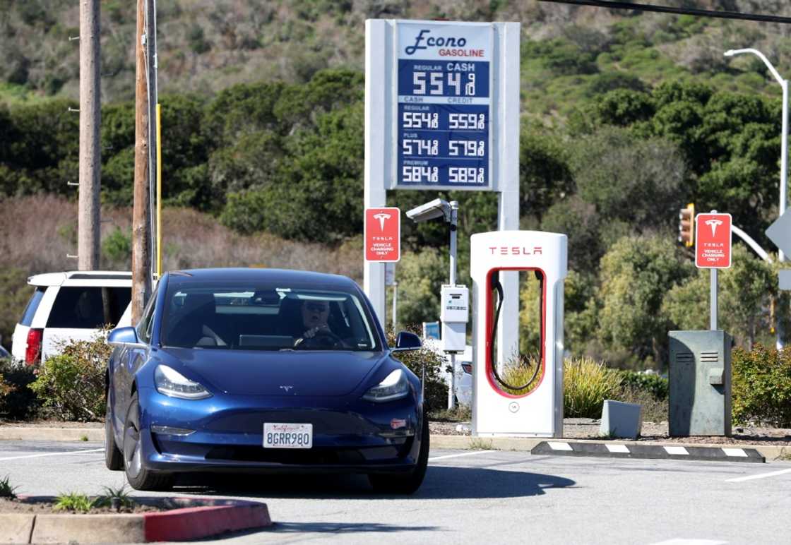 US retail sales rose 0.7 percent in March, more than analysts expected, according to government data US retail sales rose 0.7 percent in March, more than analysts expected, according to government data