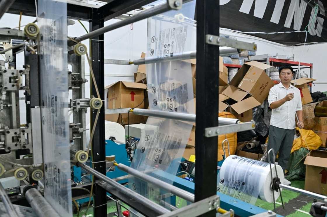 The uncertainty provided opportunity for smaller logistics firms like Weijiang, said manager Chen Weiyan (R), as they have taken the chance to expand their market The uncertainty provided opportunity for smaller logistics firms like Weijiang, said manager Chen Weiyan (R), as they have taken the chance to expand their market