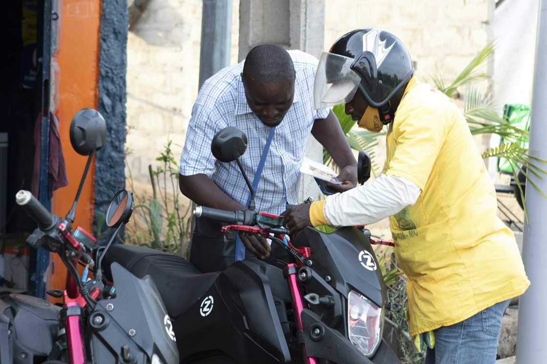 To attract more customers, Zed-Motors offers solar panels to facilitate recharging for those without electricity at home To attract more customers, Zed-Motors offers solar panels to facilitate recharging for those without electricity at home