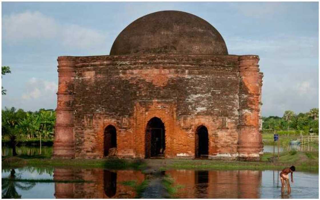 Flooding occurs at mosque city of Bargehat Flooding occurs at mosque city of Bargehat