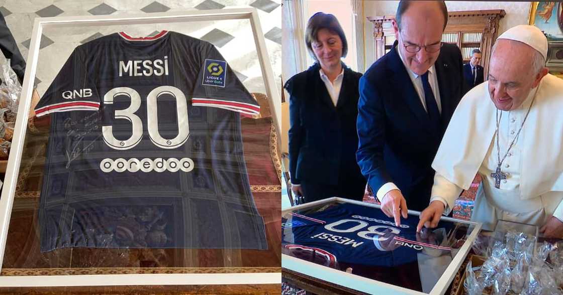 Pope Francis admires a signed PSG jersey sent to him by Messi. Photo: Twitter/@RoyNemer. Pope Francis admires a signed PSG jersey sent to him by Messi. Photo: Twitter/@RoyNemer.