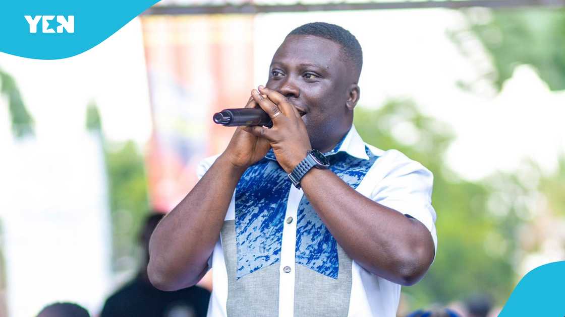 Ashanti Regional Minister, Dr Frank Amoakohene, AshantiFest, Ashanti region, Kumasi, Benevolence, Regional Minister gives money. Ashanti Regional Minister, Dr Frank Amoakohene, AshantiFest, Ashanti region, Kumasi, Benevolence, Regional Minister gives money.