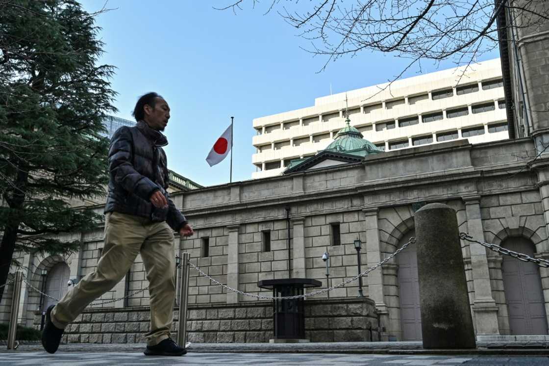 The Bank of Japan kept interest rates unchanged, warning about the economic outlook The Bank of Japan kept interest rates unchanged, warning about the economic outlook
