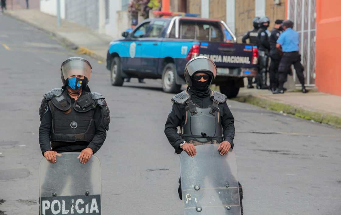 Nicaraguan police block the entrance of Matagalpa's Archbishop Curia on August 4, preventing bishop Rolando Alvarez from leaving