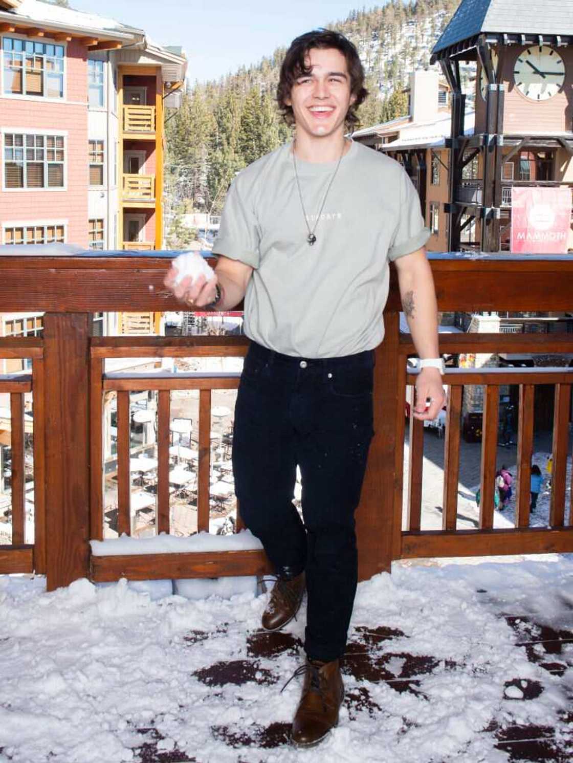 Charlie Gillespie dating Charlie Gillespie dating