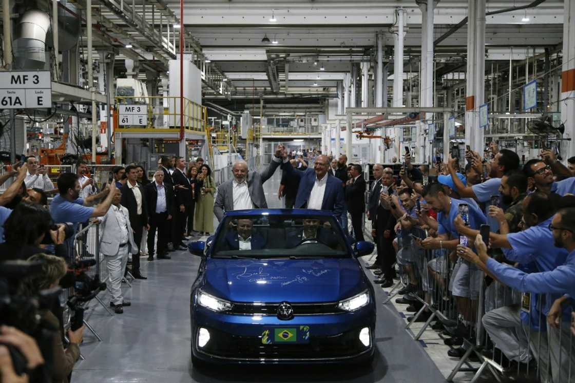 Brazilian President Luiz Inacio Lula da Silva (L) and his vice-president, Geraldo Alckmin, greet workers as they visit the Volkswagen car factory Brazilian President Luiz Inacio Lula da Silva (L) and his vice-president, Geraldo Alckmin, greet workers as they visit the Volkswagen car factory