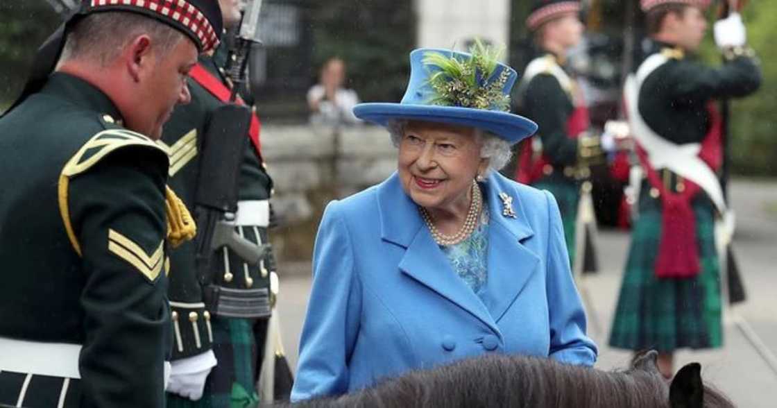 Queen Elizabeth Maskless at Event After Getting 2nd Dose of Vaccine Queen Elizabeth Maskless at Event After Getting 2nd Dose of Vaccine