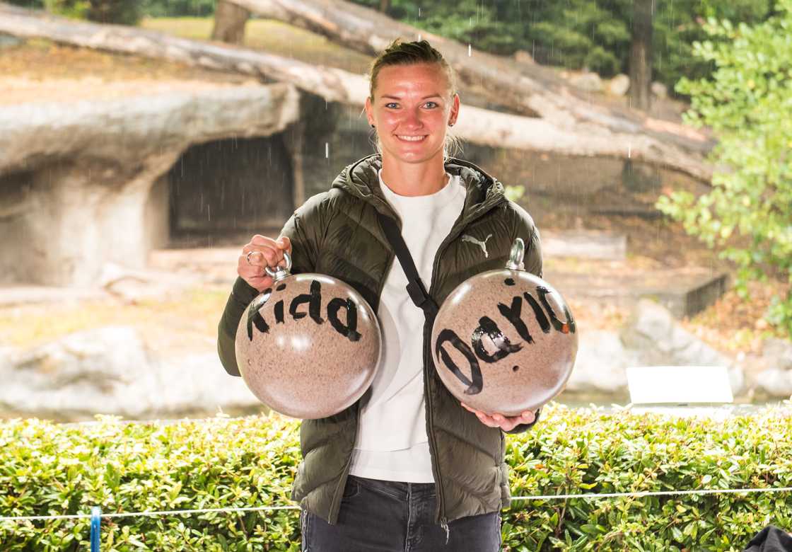 Alexandra Popp stops at Hagenbeck's zoo in front of the tiger enclosure