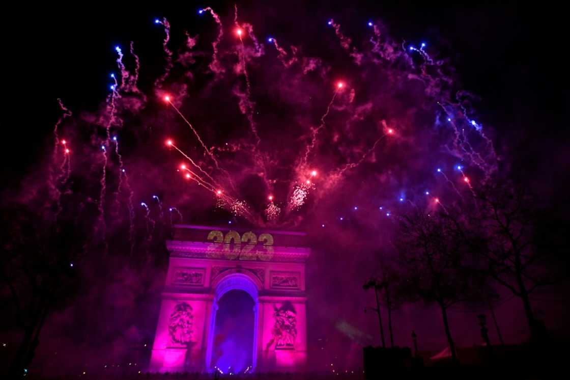 Fireworks explode over the Arc de Triomphe as France ushers in 2023 Fireworks explode over the Arc de Triomphe as France ushers in 2023