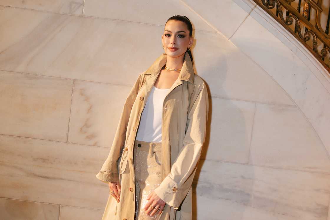 Anne Hathaway at the Ralph Lauren Fall RTW 2025 fashion show held at the Jack Shainman Gallery in New York, New York. Anne Hathaway at the Ralph Lauren Fall RTW 2025 fashion show held at the Jack Shainman Gallery in New York, New York.