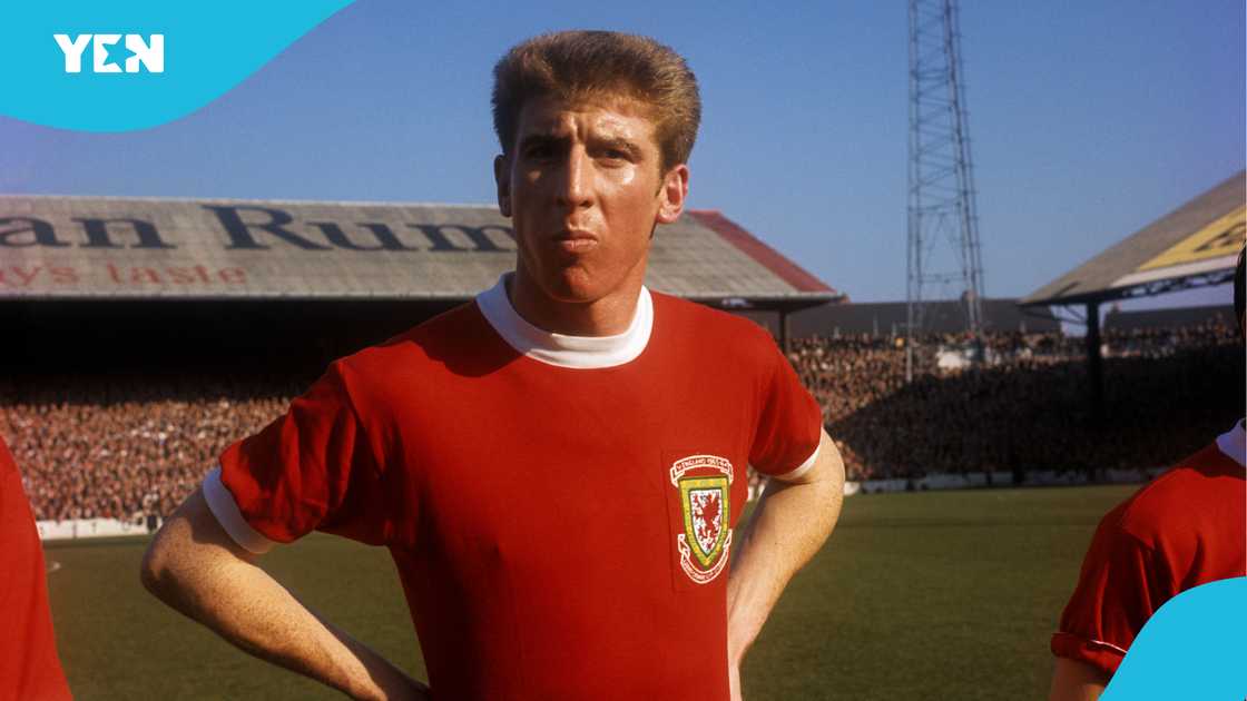 Wyn Davies: Ex-Man United star dubbed ‘footballer who could fly’ dies