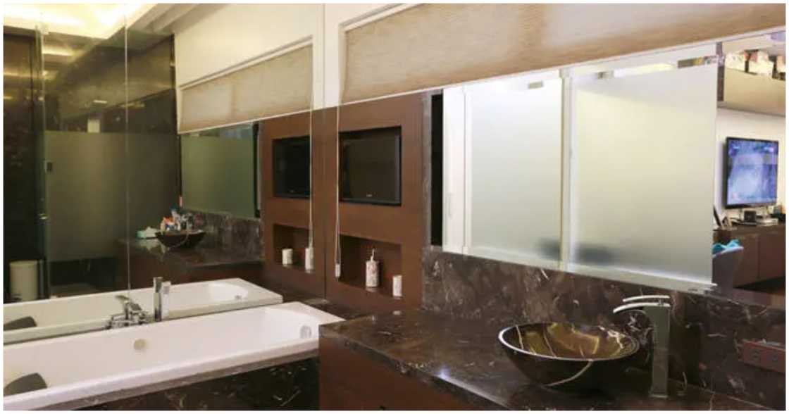 The bathroom of Manny Pacquiao's mansion The bathroom of Manny Pacquiao's mansion