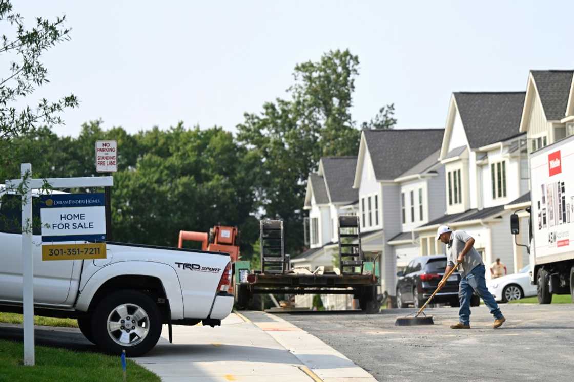 New home sales in the United States hit the fastest pace in more than a year on lower interest rates, according to government data.