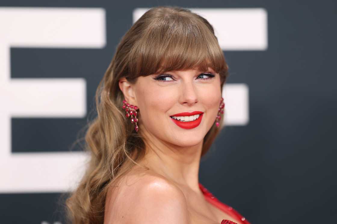 Taylor Swift in a red dress