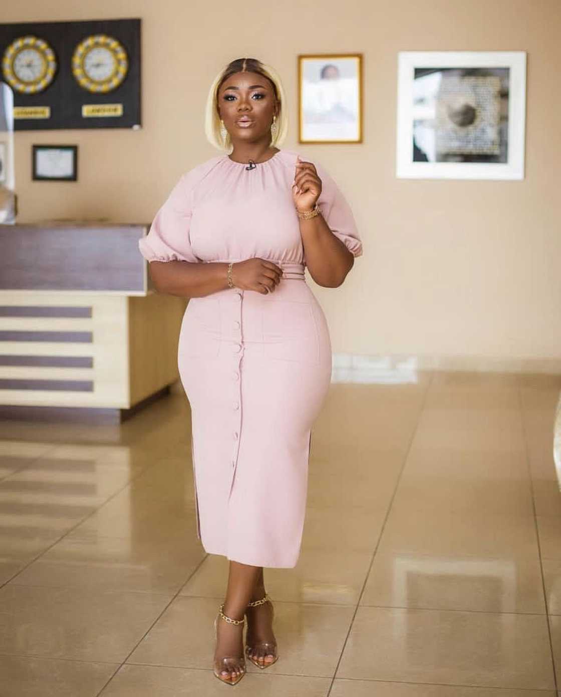 Akua GMB: Ghanaian Beauty Queen Goes Blond As She Flaunts Her Curves In Button Down Dress Akua GMB: Ghanaian Beauty Queen Goes Blond As She Flaunts Her Curves In Button Down Dress