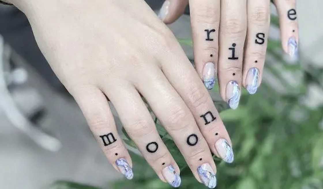 finger tattoo