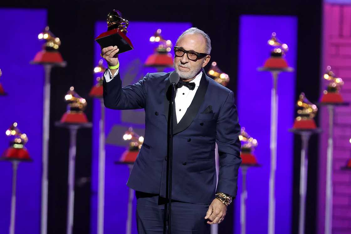 Emilio Estefan accepts award Emilio Estefan accepts award