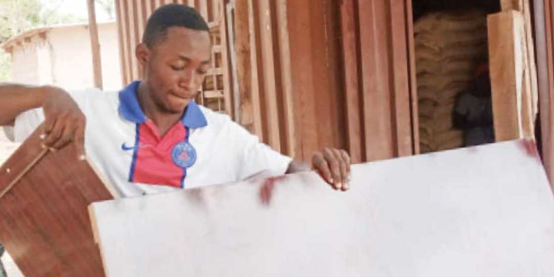 23-year-old Undergraduate who Combines Schooling with Furniture Work Advises Youths to Create Employments 23-year-old Undergraduate who Combines Schooling with Furniture Work Advises Youths to Create Employments